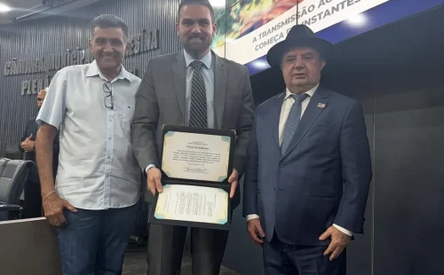 DELEGADO CÉLIO BENÍCIO RECEBE TÍTULO DE CIDADÃO TERESINENSENa última sexta-feira (24 de outubro(2) DELEGADO CÉLIO BENÍCIO RECEBE TÍTULO DE CIDADÃO TERESINENSENa última sexta-feira (24 de outubro(2)