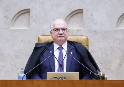 luiz-edson-fachin-sentado-cadeira-presidencia-stf-1024x683